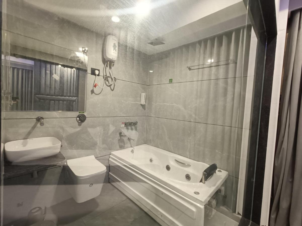 Hotel Asiana Sky Motera Ahmedabad Buitenkant foto